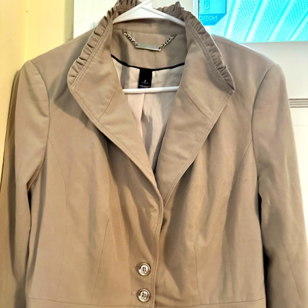 Beautiful White Black Blazer. Size 8 Vintage 80s Ruffled collar